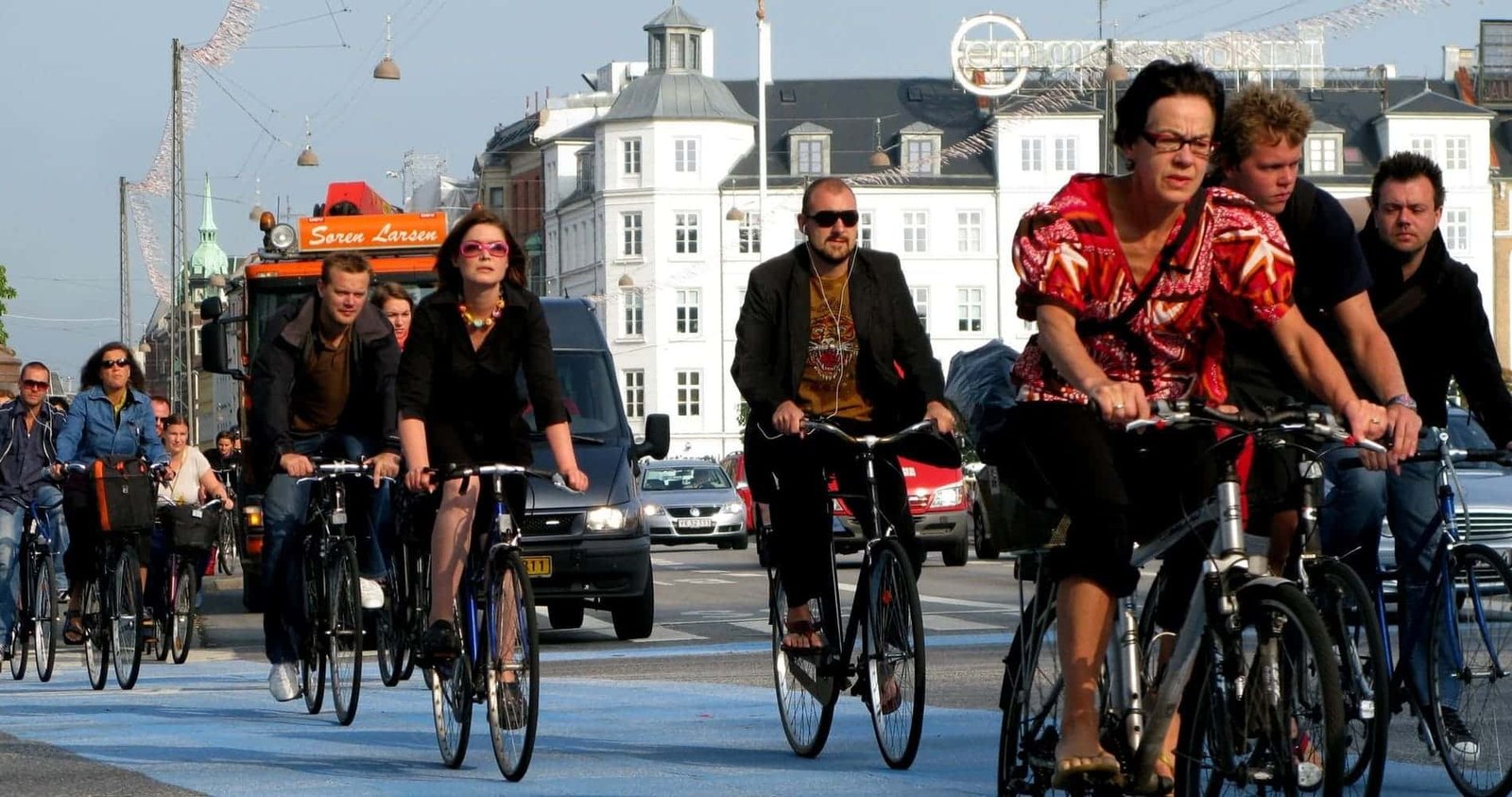 Pedaling Towards a Greener City: Balancing the Pros and Cons of Bicycles in Urban Areas