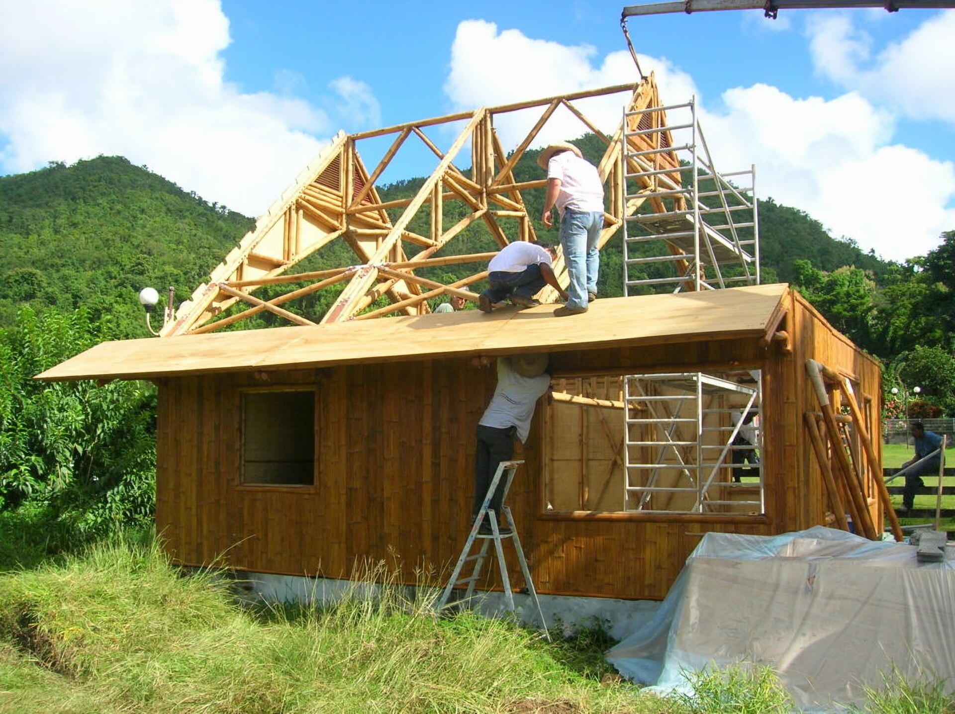 Thi công nhà lắp ghép với khung mái bằng tre tròn